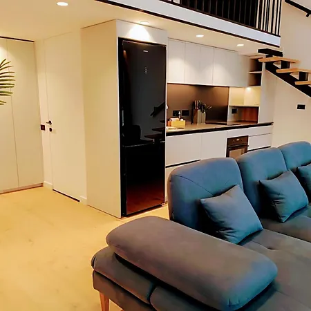 Appartamento Sunset Retreat Stylish Loft By The Park Tirana