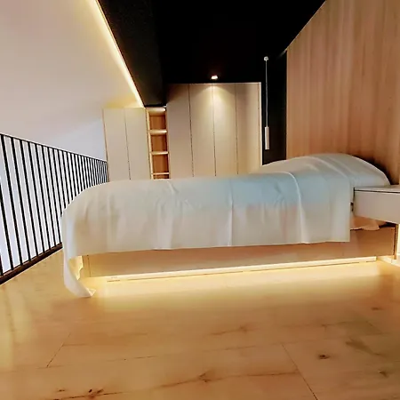 Appartamento Sunset Retreat Stylish Loft By The Park Tirana
