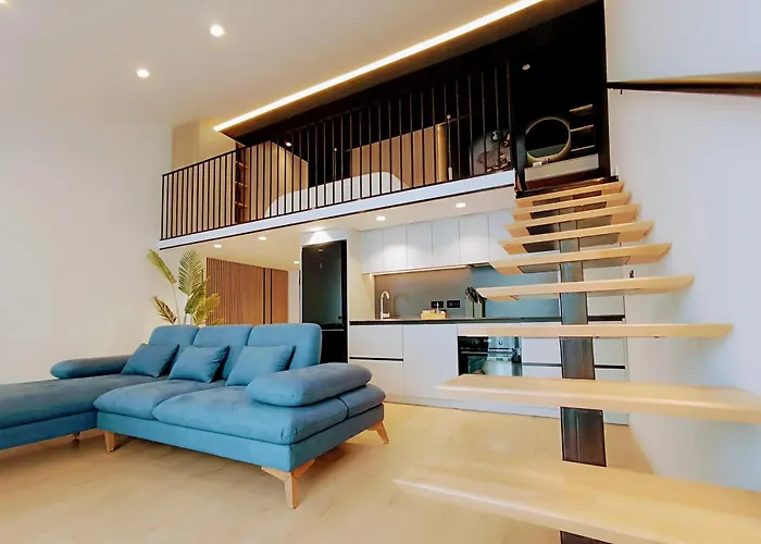 Sunset Retreat Stylish Loft By The Park * ティラナ
