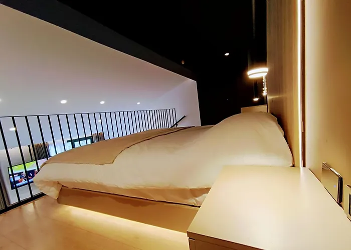 Sunset Retreat Stylish Loft By The Park * ティラナ
