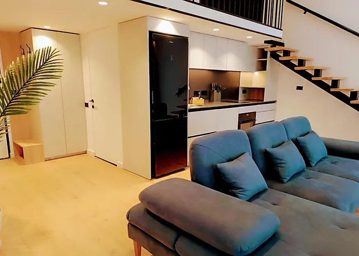 アパート Sunset Retreat Stylish Loft By The Park ティラナ