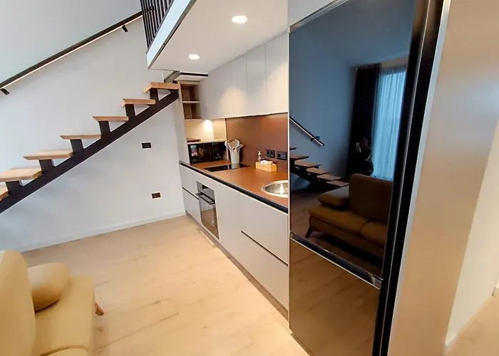 Sunset Retreat Stylish Loft By The Park ティラナ